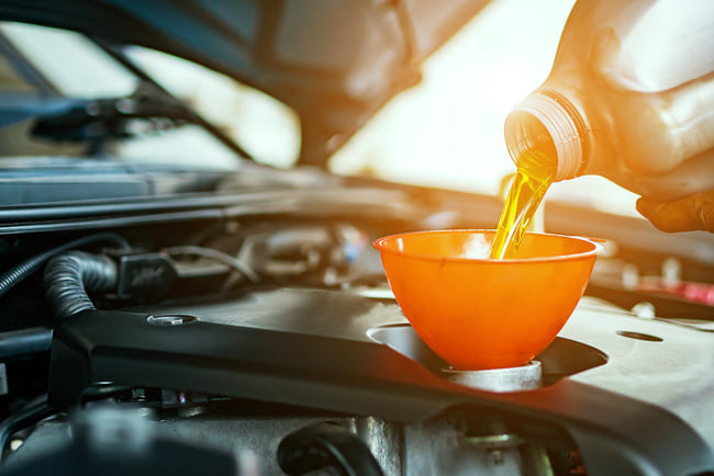 Tout savoir sur la vidange d'huile pour votre voiture : intervalles, coûts  et informations pratiques