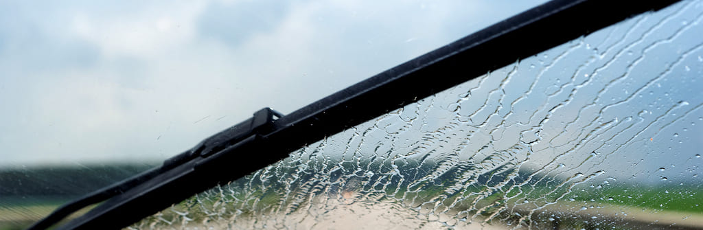 Wie bekomme ich meine Scheibenwischer wieder sauber?