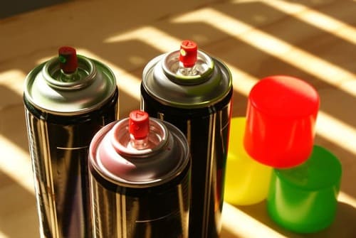 kypärän maalaus spraymaalilla
