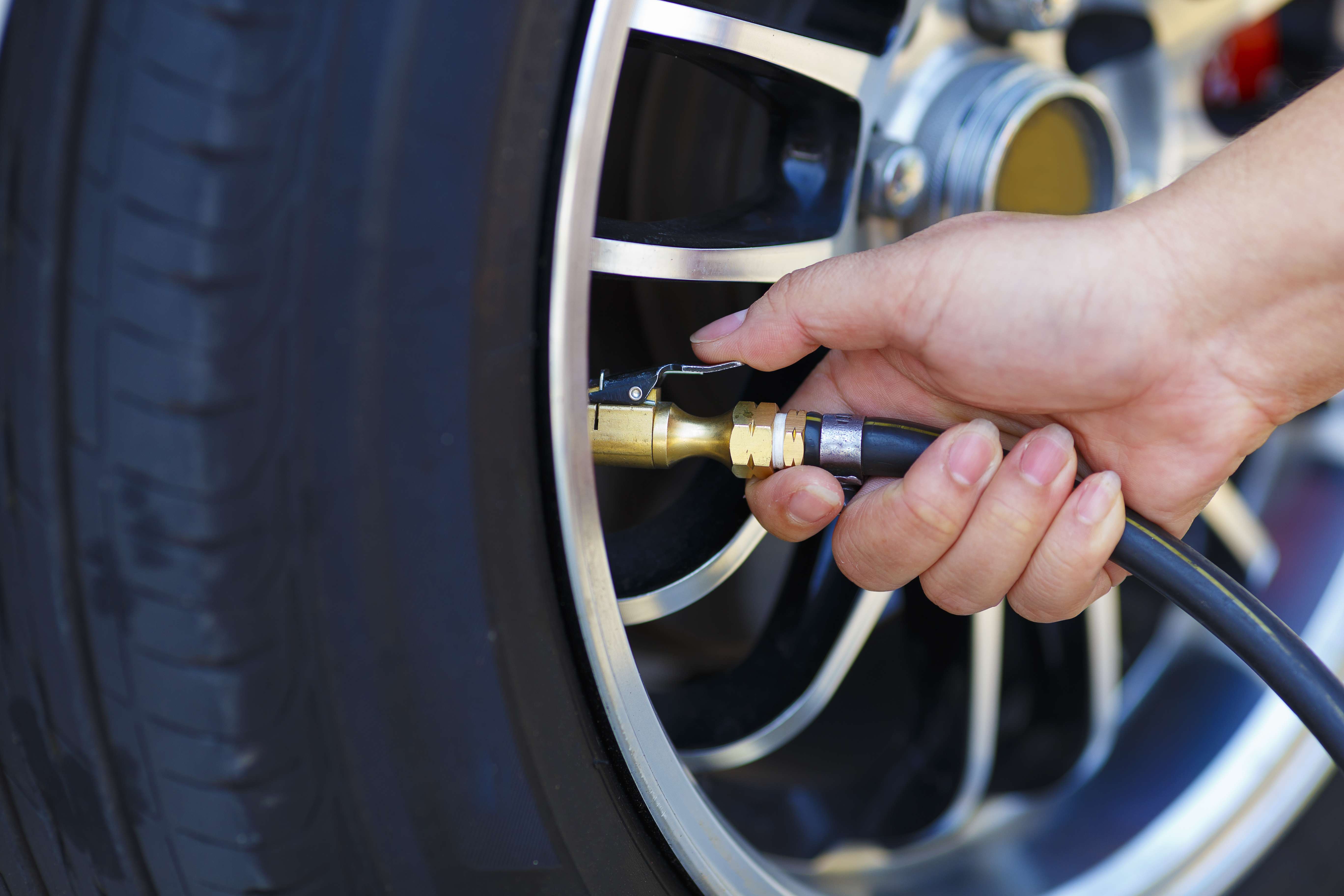La pression des pneus voiture : influence sur votre conduite