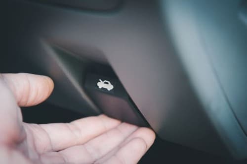 Hoe open je de motorkap van een Toyota Aygo