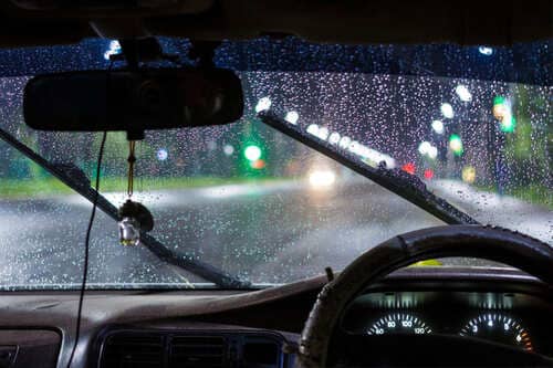 Rijden in het donker met regen