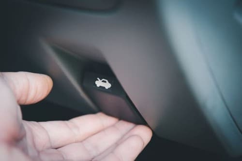 Hoe de motorkap openen van de Peugeot 206